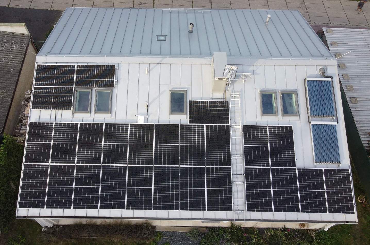 FVE na plechové střeše