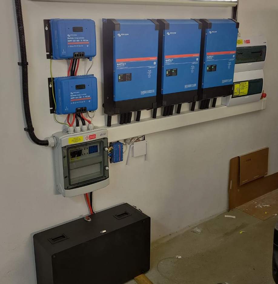 Victron MultiPlus systém s MPPT regulátory