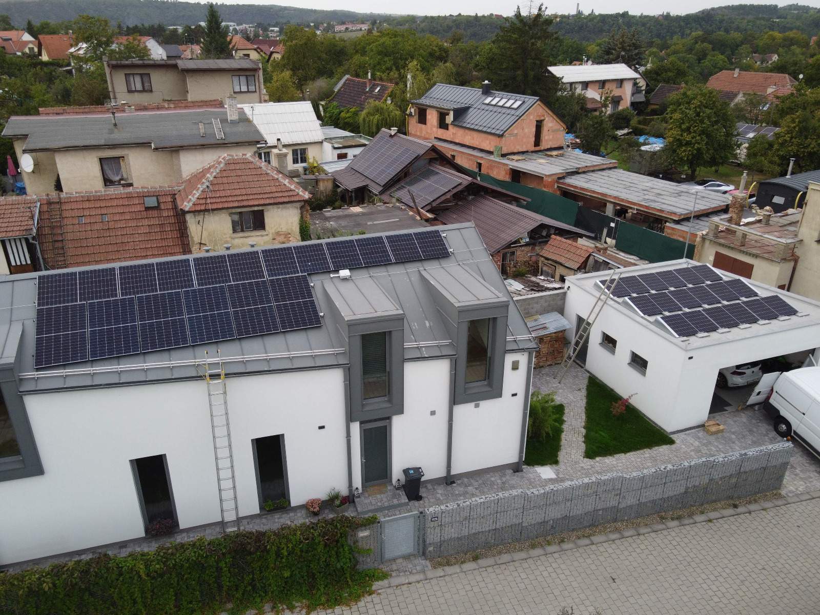 Solární panely na moderním domě